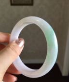 圈口58 A货天然翡翠手镯 阳绿带淡黄翡 底子干净细腻 清新 糯冰种