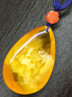 稀有 德国 比特料 鸡油红 蜜蜡 金绞白 大吊坠 31克意境美 梦幻