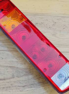 适用欧曼gtl后尾灯est etx总成灯泡款原车新款货车刹车倒车灯尾灯