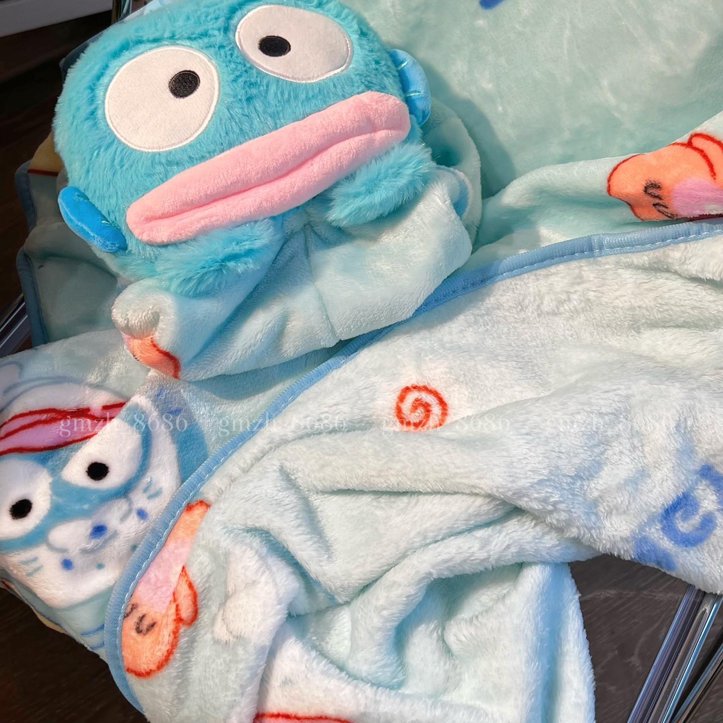 包邮】日系卡通丑鱼午睡小抱枕毛毯便携卷毯空调毯珊瑚绒毯儿童毯