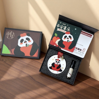 国宝熊猫刺绣圣诞节车载香薰汽车挂件牌广交会送老外伴手礼物盒