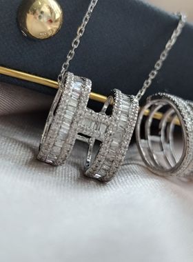 18K金H字母天然钻吊坠梯方闪耀璀璨项链经典百搭满钻魅力吊坠