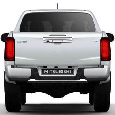 适用2019-2021款 三菱Triton L200改装LED尾灯总成 熏黑罩