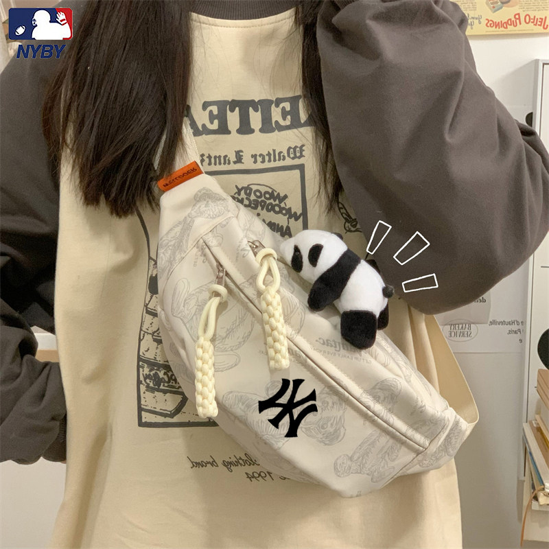 潮牌简约胸包女2025夏季新款联名斜挎腰包大容量学生旅行单肩背包