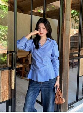 大码胖MM韩系侧边收腰交叉蓝色条纹衬衫女2026早春新款设计感衬衣