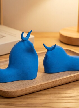 侘寂风布里斯托蓝陶瓷抽象牛雕塑