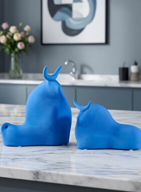 侘寂风布里斯托蓝陶瓷抽象牛雕塑