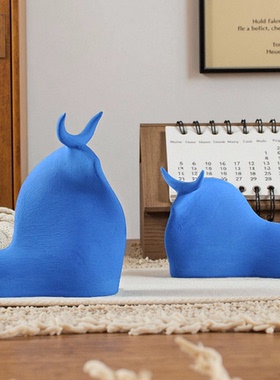 侘寂风布里斯托蓝陶瓷抽象牛雕塑