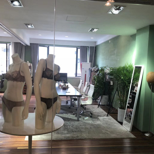 内衣店女性用品展示装修设计师内衣简约装修店铺设计