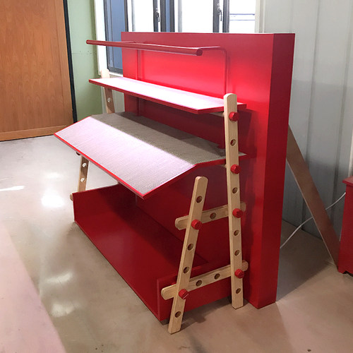 红色木制展柜服装店展示装修男装高档潮牌简约设计装修店铺