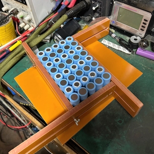 18650锂电池万能夹具绝缘电木板点焊支架固定21700电池调节夹具