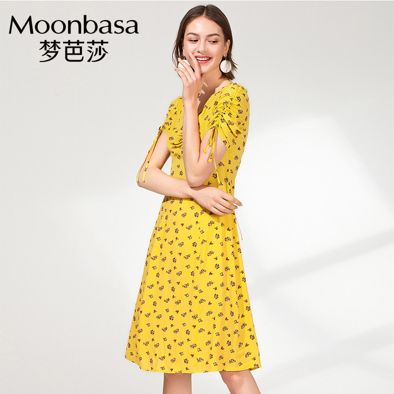 Moonbasa/梦芭莎浪漫印花V领抽褶短袖蝴蝶结小A浪中长连衣裙气质