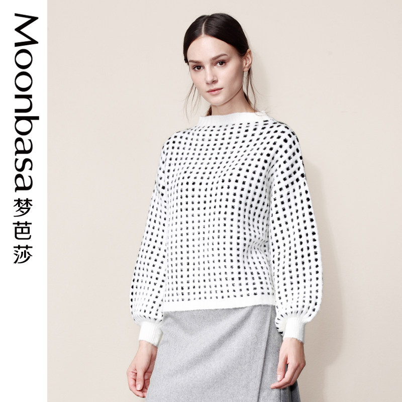 梦芭莎女装2019秋冬宽松舒适休闲格纹长袖毛衣女白色保暖轻盈毛衫