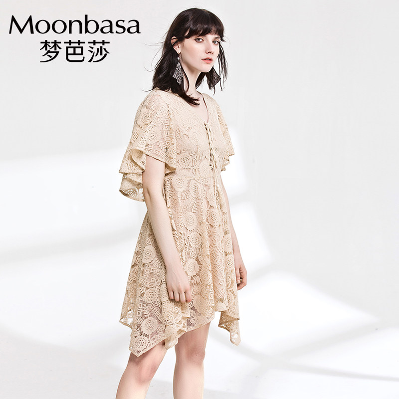 梦芭莎女装150小个子夏装卡其色蕾丝连衣裙胖mm超仙V领不规则裙子