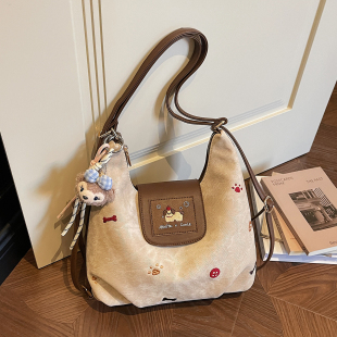 艾米兔女包2026新款 潮流可爱刺绣带挂件洋气休闲简约日常通勤包