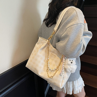 艾米兔女包2026新款 流行百搭格纹大容量珍珠链条通勤单肩托特包