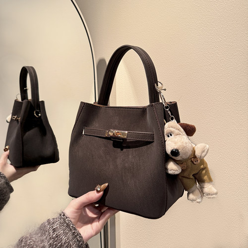 艾米兔女包2026新款潮流气质休闲百搭手提秋冬复古通勤单肩斜挎包