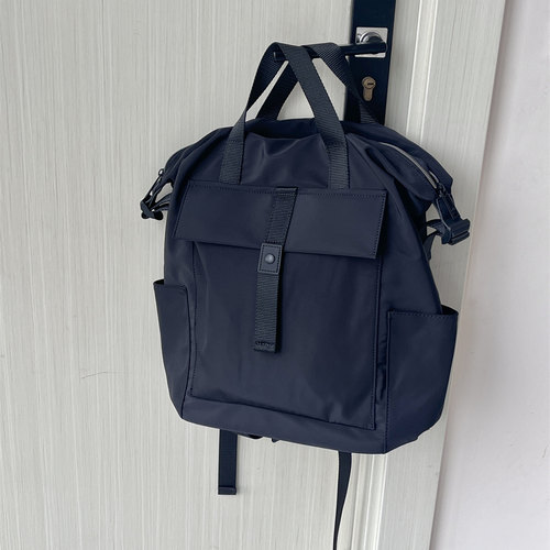 黑色双肩包防水皮质包包通勤大容量背包学生上课书包户外休闲背包