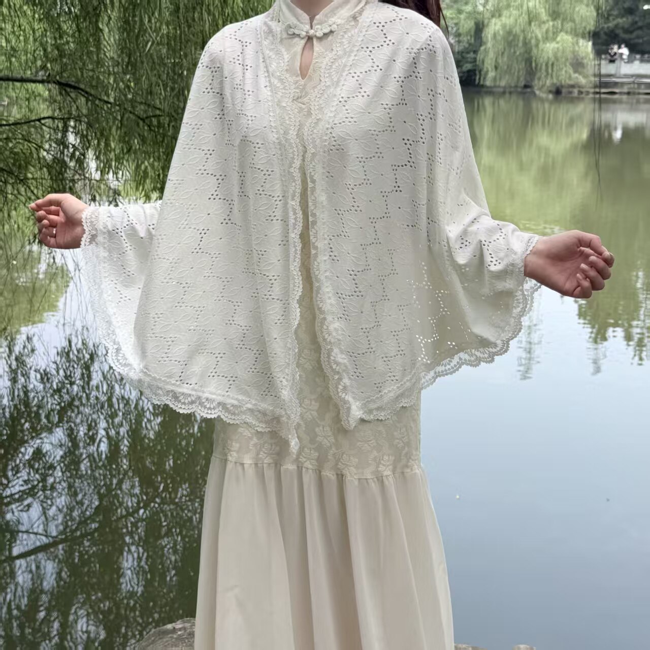 蕾丝镂空白色旗袍防晒披肩