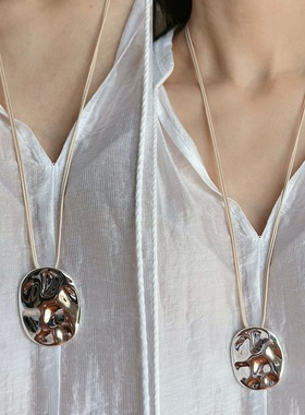 原创极简设计夸张金属风椭圆吊坠小众锤纹几何线绳长款项链毛衣链