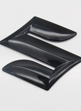 适用于维特拉天语SX4锐驭雨燕奥拓前后S标铃木黑色中网标志后尾标