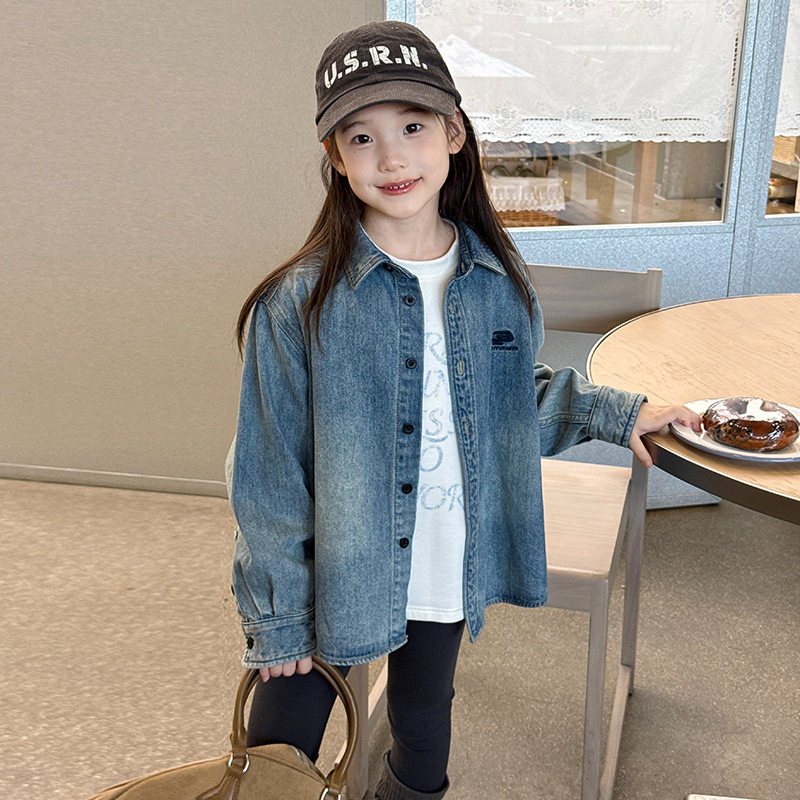 女童春秋牛仔衬衫2026秋季新款儿童浅蓝洋气韩版宽松休闲衬衣外套