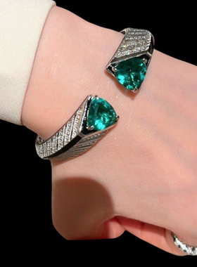 精致高级感法式轻奢重工祖母绿戒指环女开口锆石小众设计手镯百搭