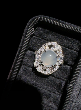 荔枝冻水灵蛋形锆石耳环白玉髓