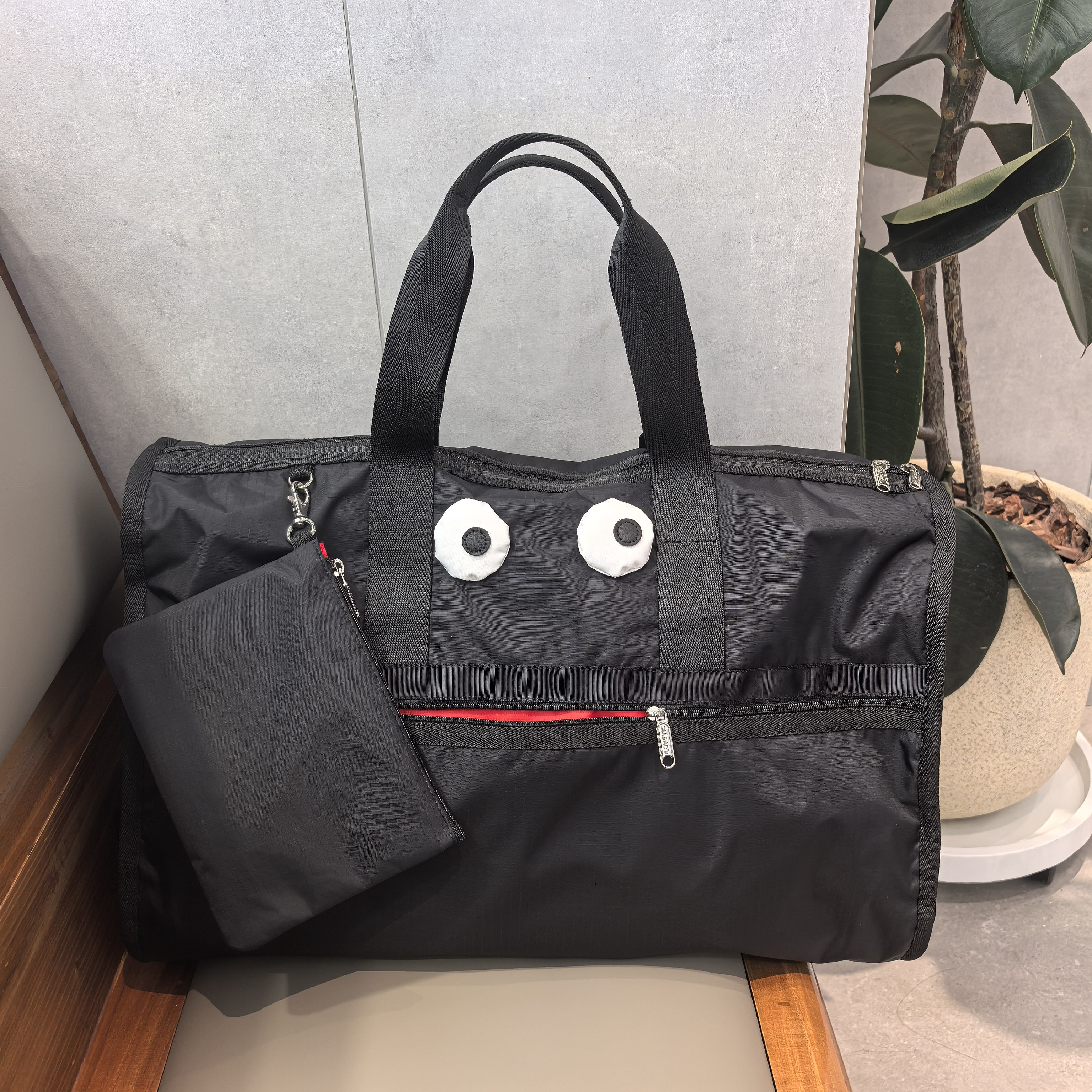 新品搞怪大眼旅行包大容量防泼水可挂行李箱手短途出行附赠小包