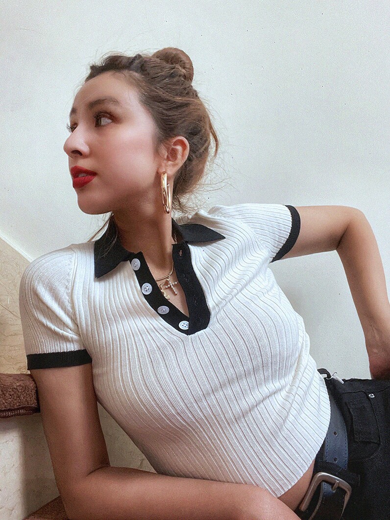 패셔너블한 여성을 위한 아메리칸 레트로 스트리트 인 블로거 슬림하고 대비되는 색상의 폴로 니트 V넥 반팔 티셔츠