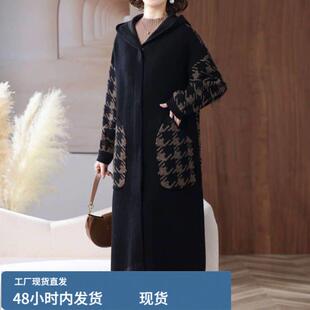 中老年妈妈女士加肥大码风衣外套长款秋冬连帽过膝羊芼大衣厚