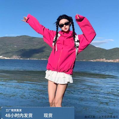 玫红色冲锋衣女2025新款户外三合一外套高级感北疆草原多巴胺穿搭