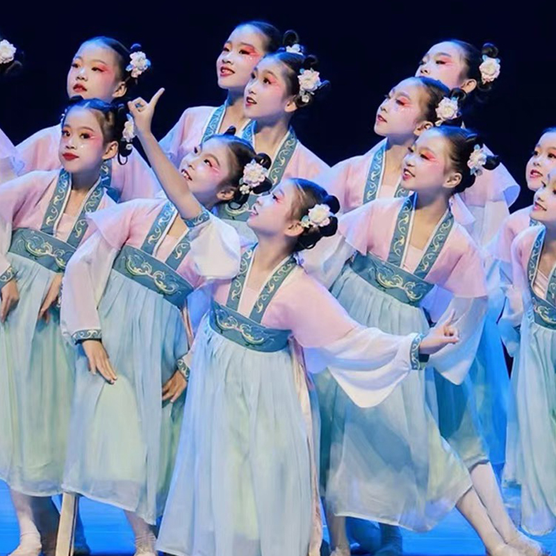 有位姑娘古典舞蹈服女长袖