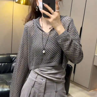 上衣女2026新款 针织衫 爆款 长袖 春秋设计感短款 灰色连帽镂空网罩衫