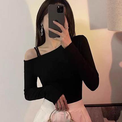 黑色一字肩上衣女秋季辣妹锁骨设计感小众长袖斜肩打底衫露肩t恤