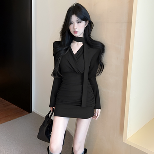 2025秋冬纯欲风V领设计感修身显瘦配飘带短裙性感包臀抽褶连衣裙