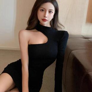 挂脖露肩连衣裙女秋季 气质紧身包臀小黑裙子 赫本风性感很辣 法式
