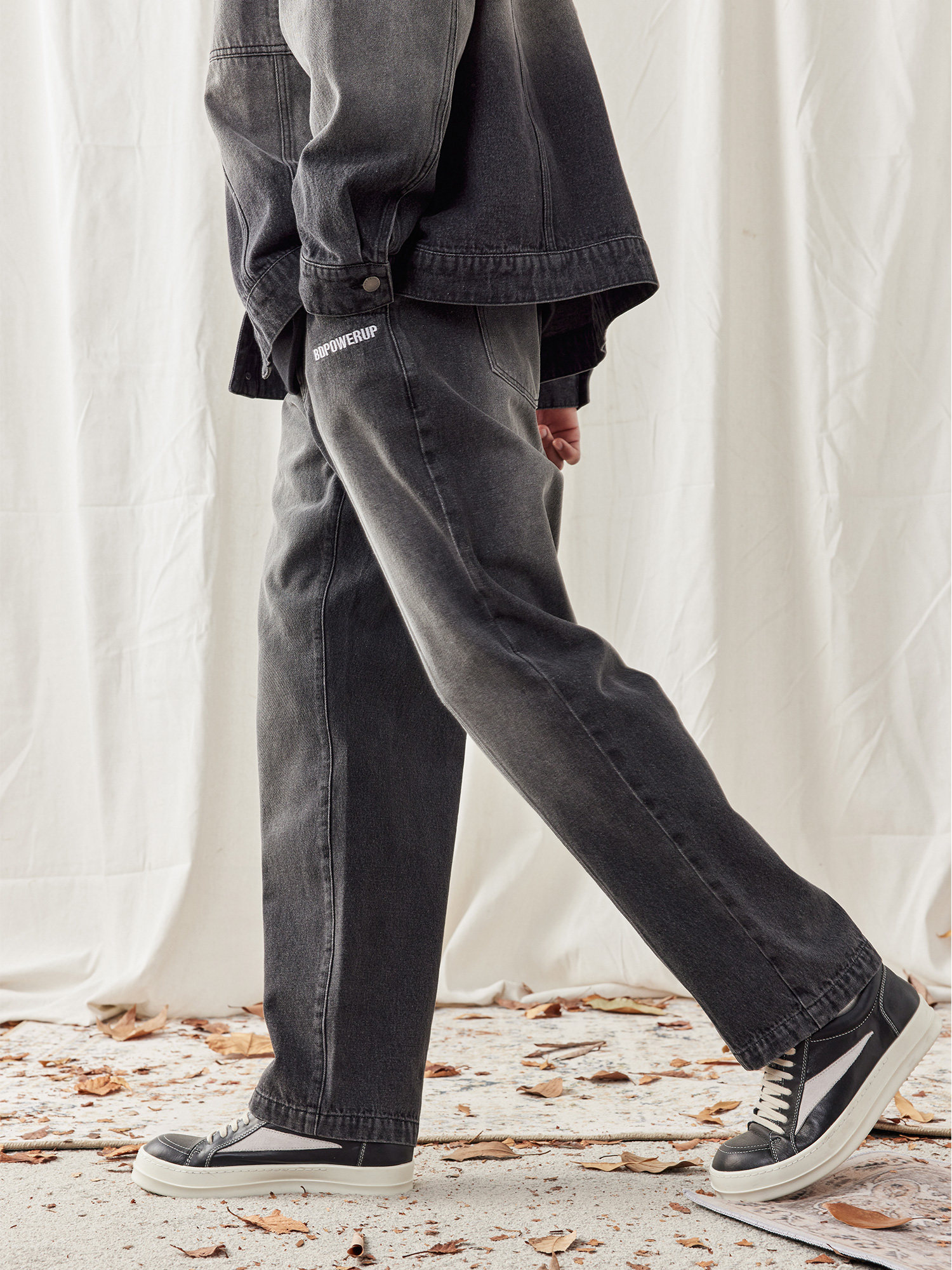 BD 보디 빌딩 스테이션 가을 넓은 다리 스포츠 바지 남자의 간단한 패션 대비 색 수 놓은 청바지 남자의 느슨한