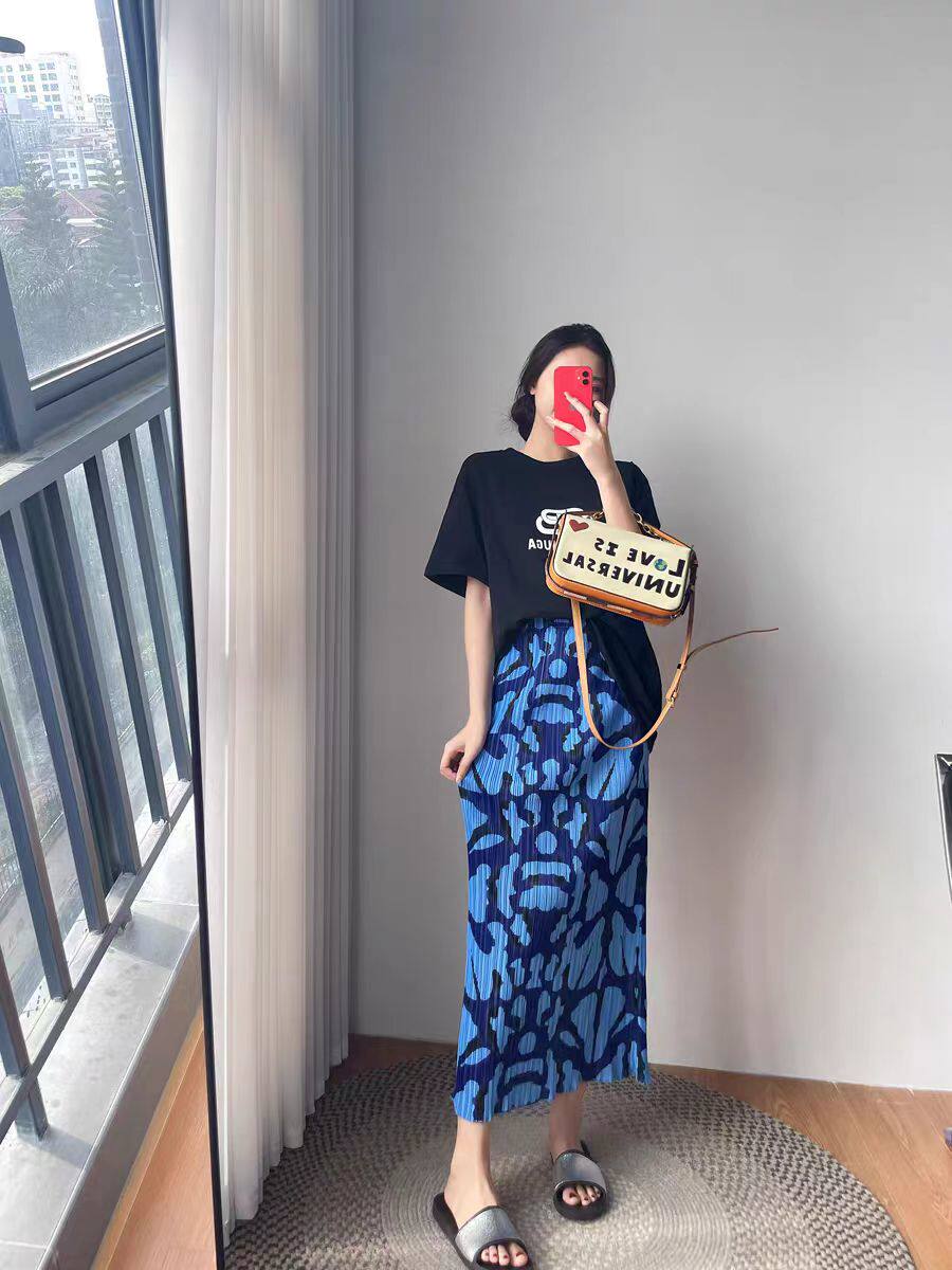 休闲褶皱直筒半身裙女夏季显瘦宽松轻奢减龄海边度假百搭印花裙子