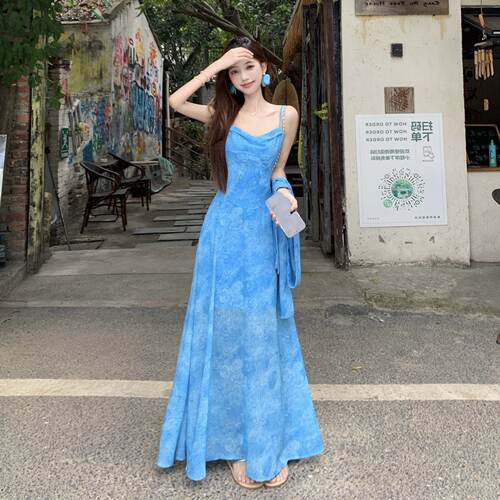 三亚海岛海边度假风ootd穿搭绝美漂亮扎染蓝色吊带连衣裙夏季长裙