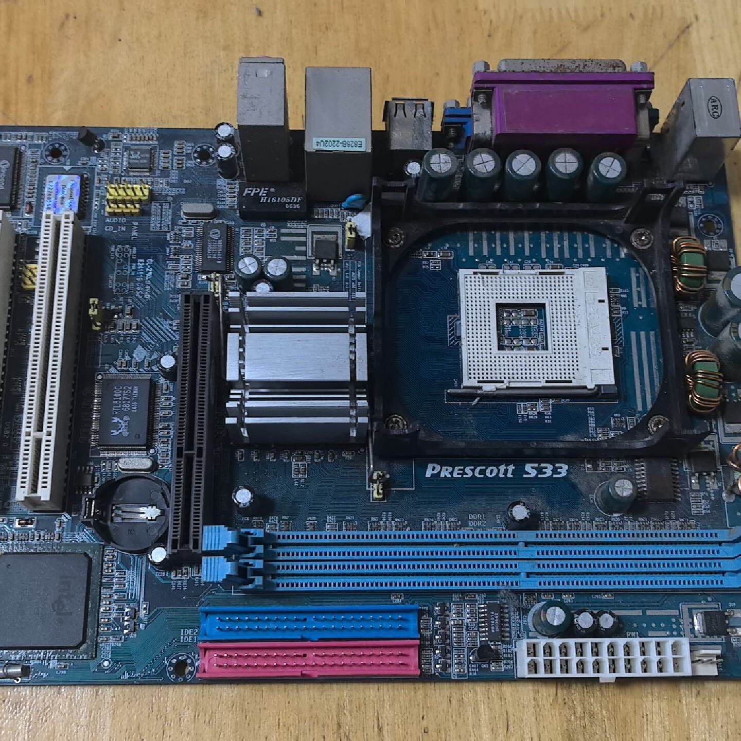 这是一块Socket478接口的老旧电脑主板板载标注P--议价商品