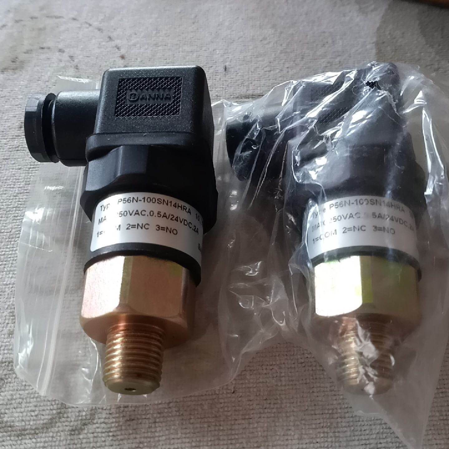 (议)BANNA压力开关P56N100SN14HRA两个
