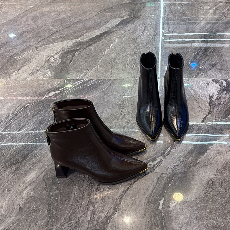 欧美风~尖头加绒短靴女2025冬季新款中跟百搭气质时装靴法式踝靴