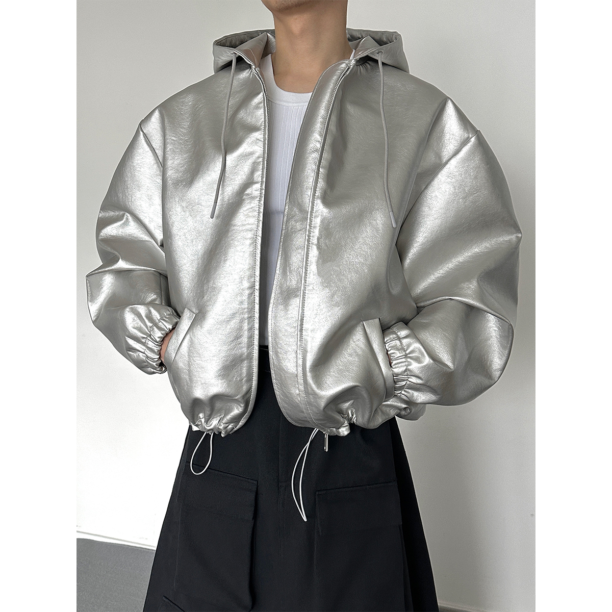 廓形感银色皮夹克连帽开衫