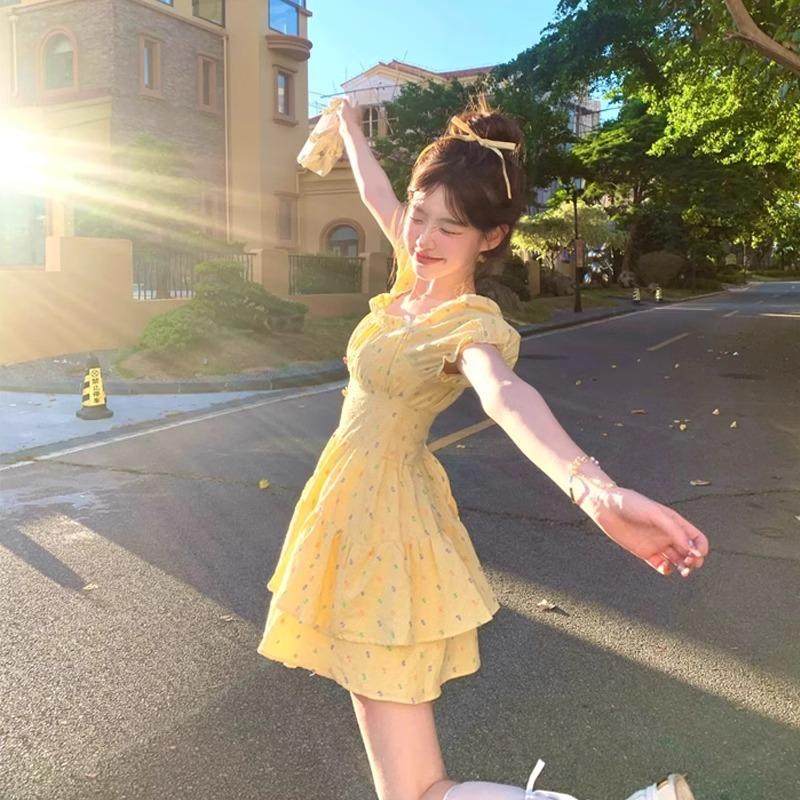 黄色V领碎花连衣裙女2025春季新款收腰显瘦气质甜美小个子a字短裙