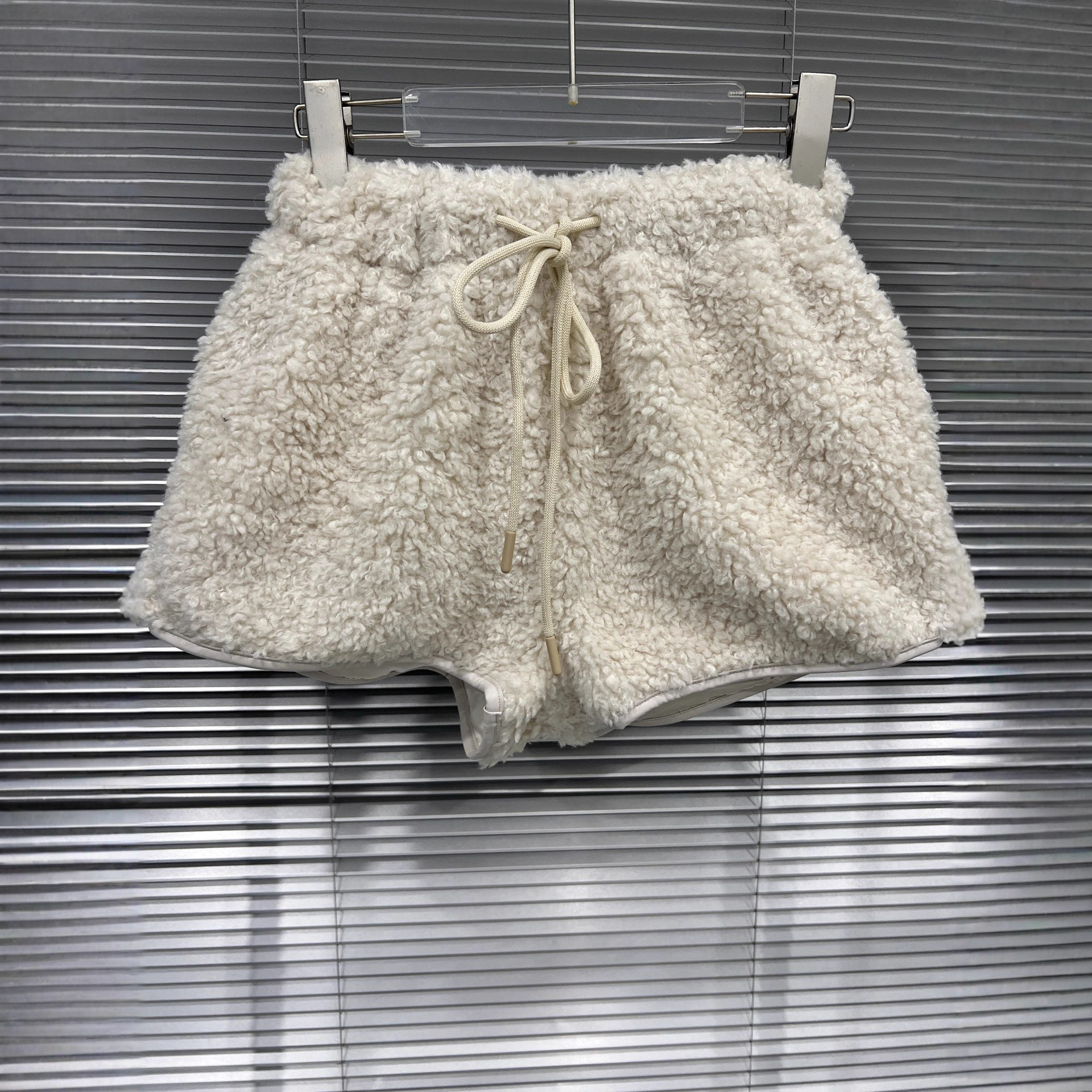 屁屁雪丨2025秋冬新款外穿加厚羊羔毛短裤小个子高腰显瘦a字热裤