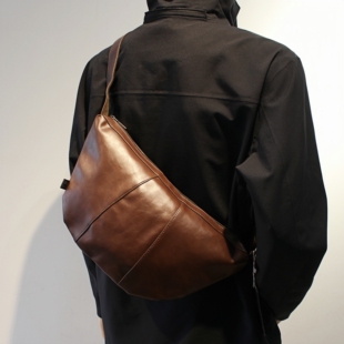 小众设计饺子包男生潮牌胸包斜挎包可颂牛角包皮质男包机车包大包