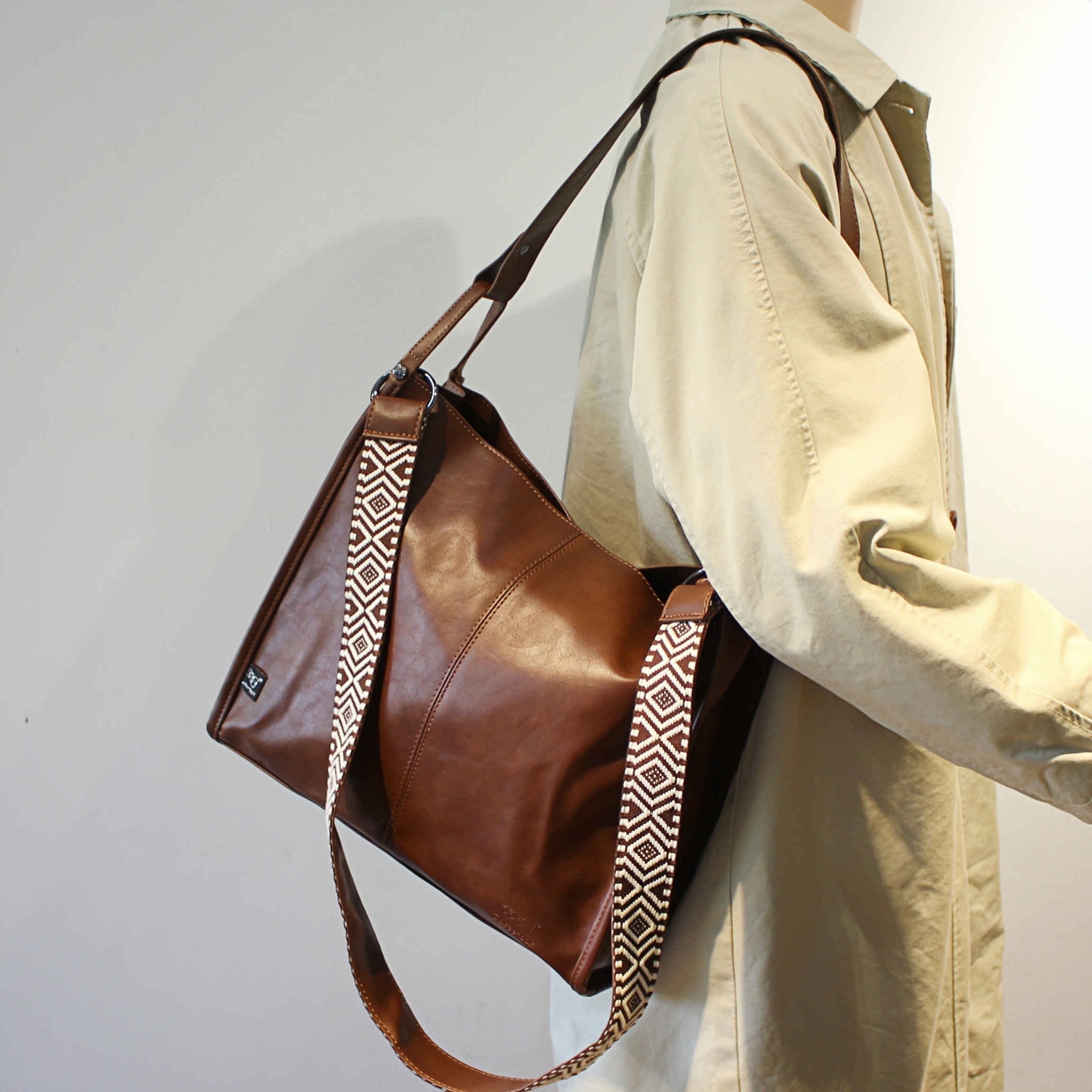 2025男女大容量单肩斜挎包秃头包