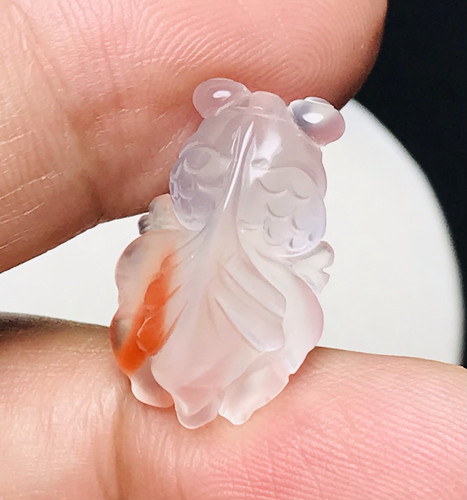 天然南红玛瑙俏色巧雕金鱼吊坠挂件约22×14×8mm