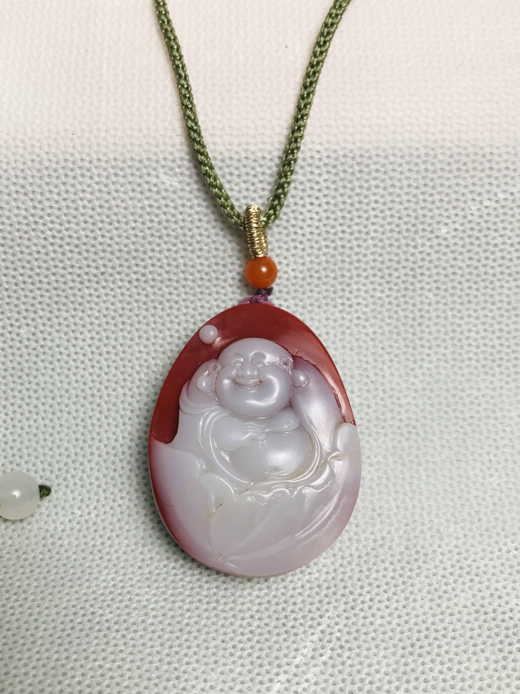 天然南红玛瑙红白料俏色巧雕弥勒佛吊坠挂件36×27×10mm